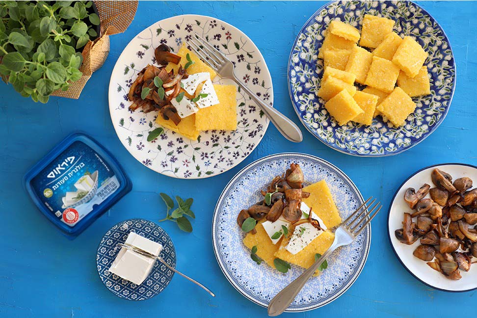 קוביות פולנטה עם גבינה בולגרית ופטריות צלויות