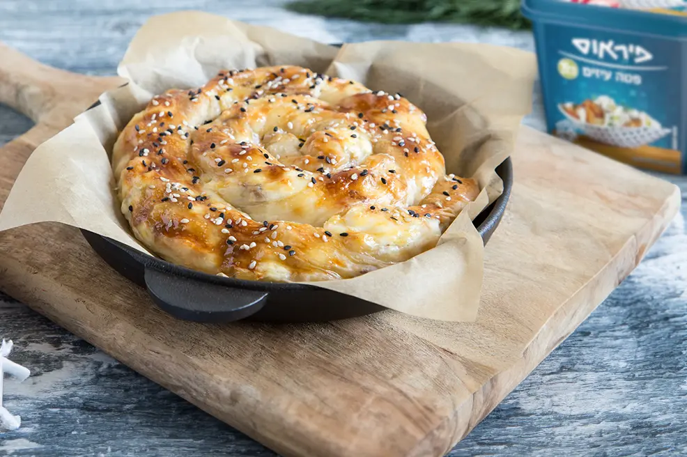 מאפה שבלול במילוי פטה, חצילים ופלפלים