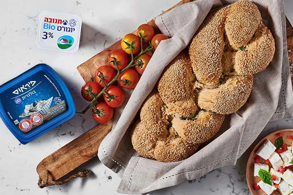  מתכון חלה עם שומשום במילוי גבינות