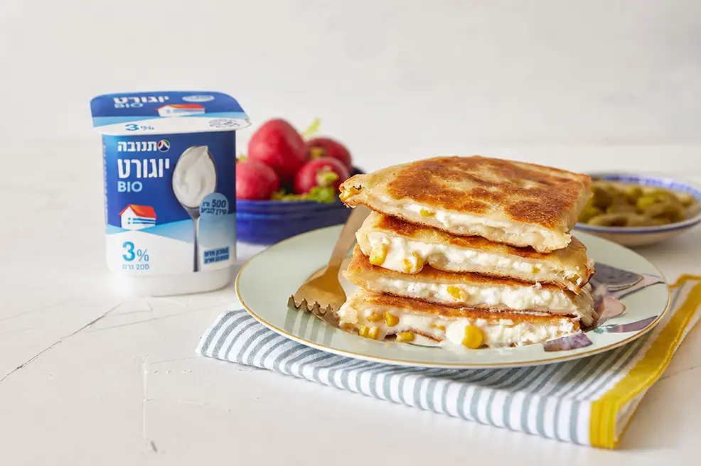 לחם יוגורט במילוי גבינות ותירס