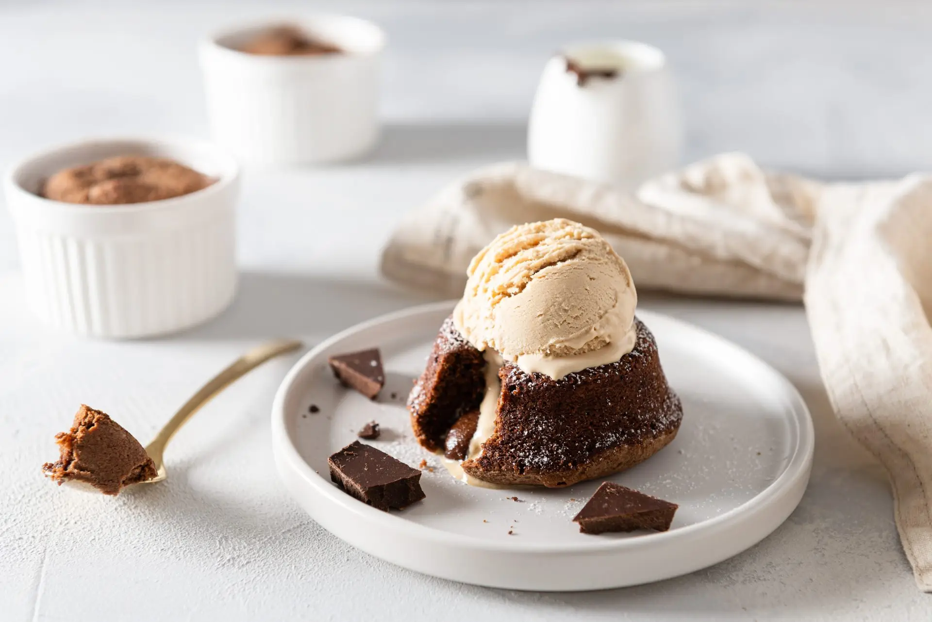 עוגת שוקולד אישית חמה עם גלידה