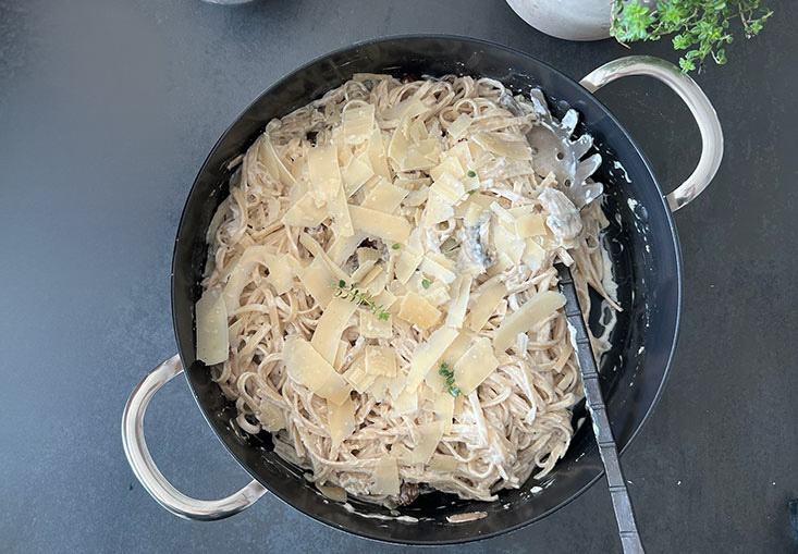 פסטה ברוטב שמנת 23% ופטריות שמכינים בסיר אחד!