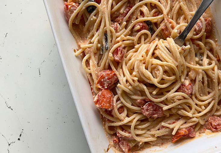 פסטה עם שום מקורמל, עגבניות שרי ושמנת בתבנית אחת