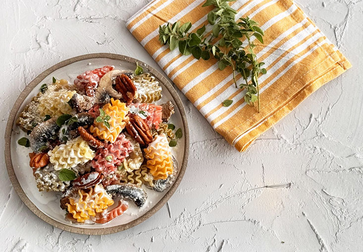 פסטה ברוטב שמנת, שלושה סוגי פטריות, פקאן ופרמזן