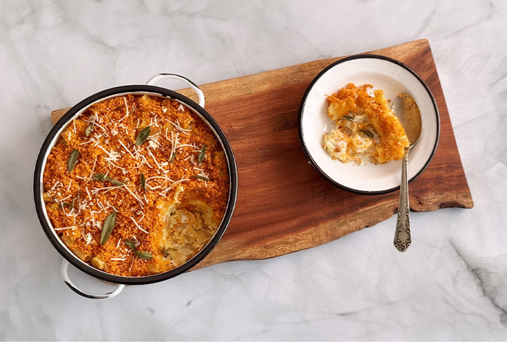 מאק אנז ציז עם צ'יפס מרווה מעל וקרמבל פירורי לחם, פרמזן ושמן זית