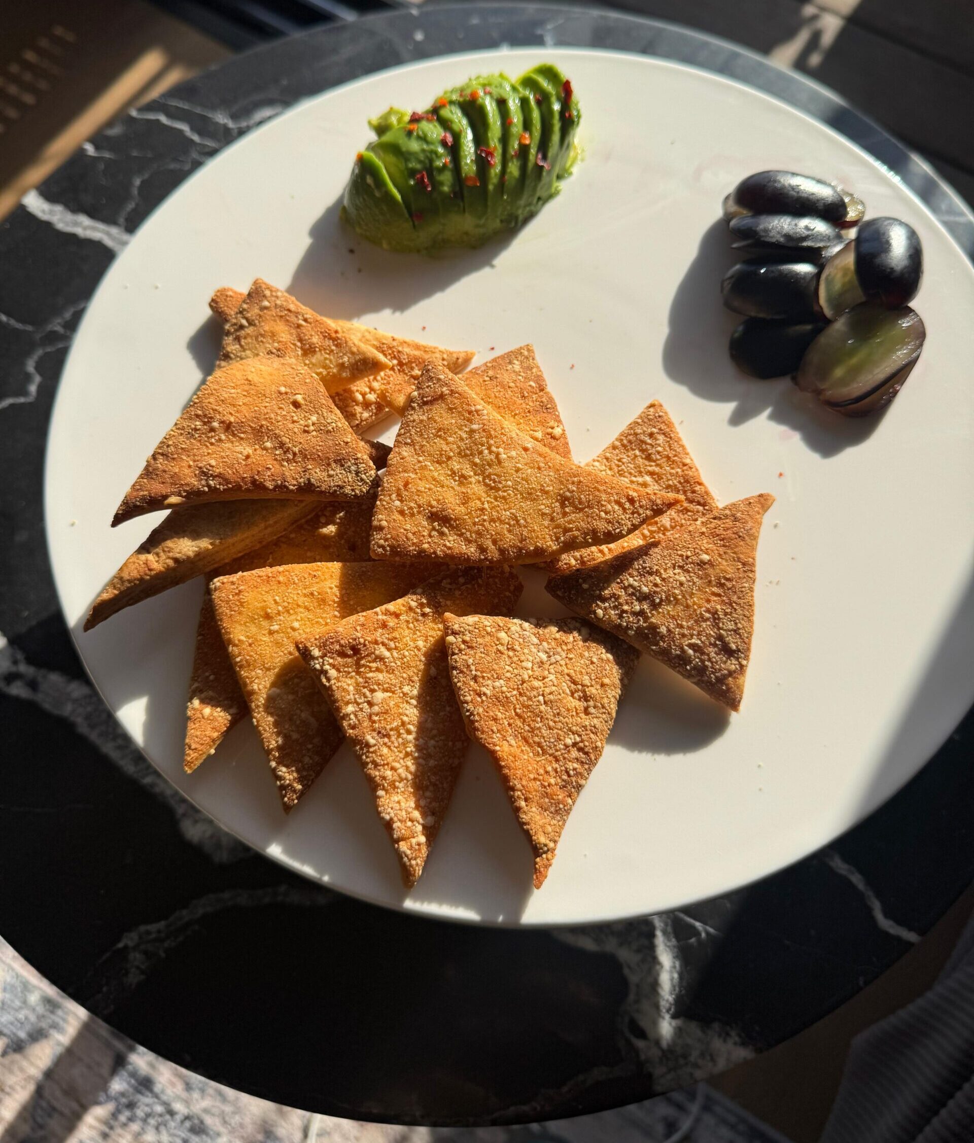 משולשי קרקר פרמזן מבצק פריך מלוח