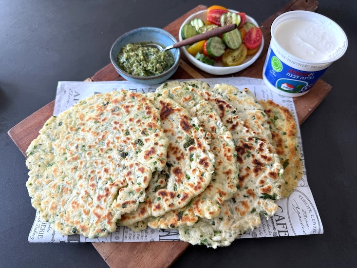 לאפות שום ועשבי תיבול במחבת