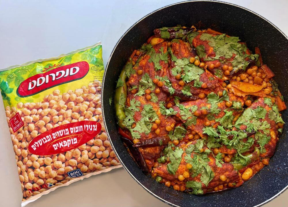 דג מרוקאי מלא בירקות וחומוס