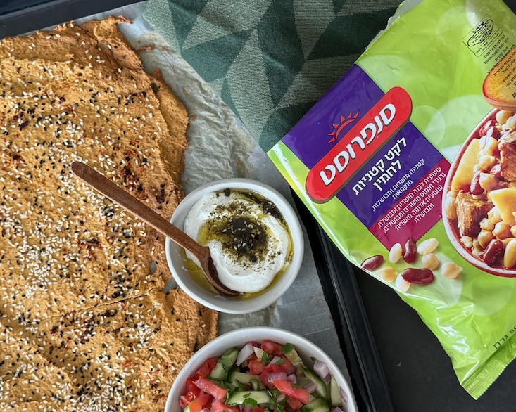 קרקר פצצת חלבון – מלקט לחמין של סנפרוסט, לצד סלט ומטבל גבינה