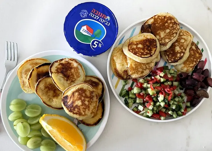 שלוליות גבינה מתוקות או מלוחות, עם סלט ירקות וגבינה לבנה או פירות ומייפל.