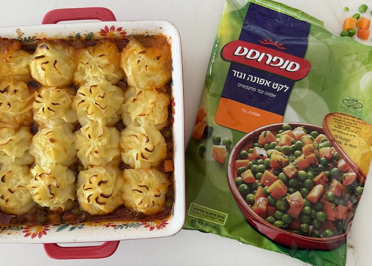 בולונז עם אפונה וגזר של סנפרוסט, ופרחי פירה מעל.