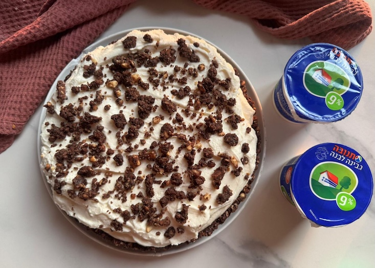 טארט כדורי שוקולד ומוס גבינה לצד שני גביעי גבינה לבנה 9% של תנובה.