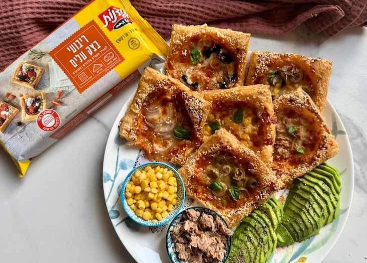 מיני פיצה בצק עלים עם ריבועי בצק עלים חתוך לקוביות של מעדנות