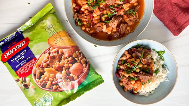 קוביות בשר בבישול איטי ברוטב עגבניות עם לקט של חמין, לצד שקית לקט לחמין של סנפורסט