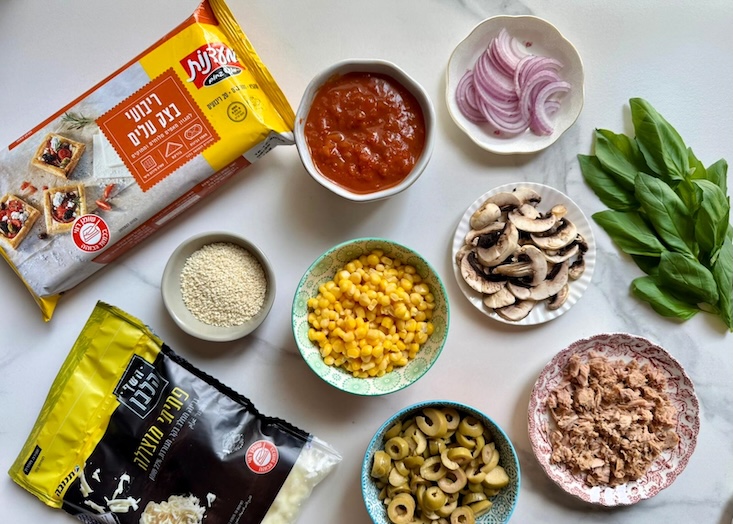 שלב ראשון - מצרכים: ריבועי בצק עלים של מעדנות, פתיתי מוצרלה, תירס, זיתים, פטריות ובצל