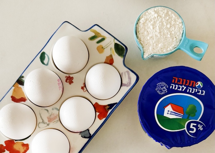 שלב ראשון- מצרכים: ביצים, גבינה וקמח.