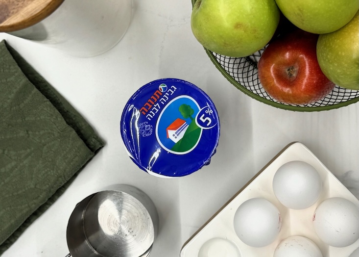 שלב ראשון - מרכיבים: גבינה לבנה, ביצים ותפוחים אדומים וירוקים.