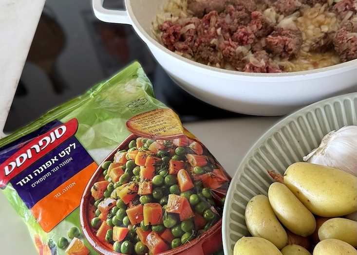 שלב ראשון - מצרכים: תפוחי אדמה, שום ולקט אפונה וגזר של סנפרוסט.