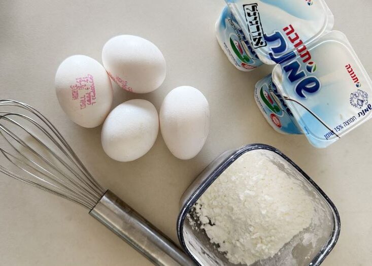 שלב ראשון - מרכיבים: ביצים, קונפלור ושמנת חמוצה