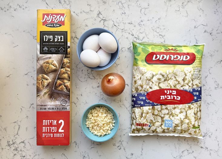 שלב 1 - מצרכים: בצק פילו מעדנות, ביצים, בצל, מיני כרובית של סנפרוסט וגבינה צהובה מגורדת.