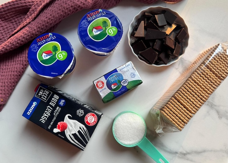 שלב ראשון - מרכיבים: גבינה לבנה, חמאה, שמנת להקצפה סוכר ושוקולד.