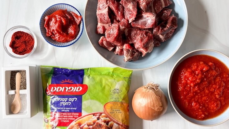 שלב ראשון - מרכיבים: קוביות בשר, רוטב עגבניות, לקט לחמין של סנפורסט, בצל ותבלינים.