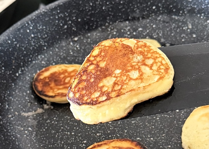 שלב שני - הכנה: משמנים מחבת עם מעט חמאה או שמן זית ומניחים כף מהבלילה.