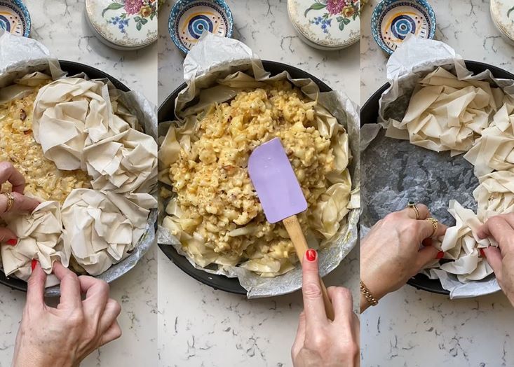 לוקחים עלה של פילו ומכווצצ׳ים אותו בעדינות לצורת פרח (כמו בסרטון) ומניחים בתוך התבנית. חוזרים על הפעולה עם עוד 6 עלים עד שכל התחתית מכוסה, מעבירים את הבלילה לתבנית על הפילו, מיישרים היטב וחוזרים על שכבת הפרחים מפילו מלמעלה.