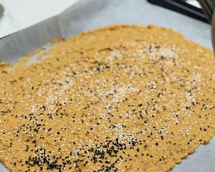 שלב שני - הכנה: משטחים את הבלילה לעובי אחיד ומפזרים מעל את התבלינים.