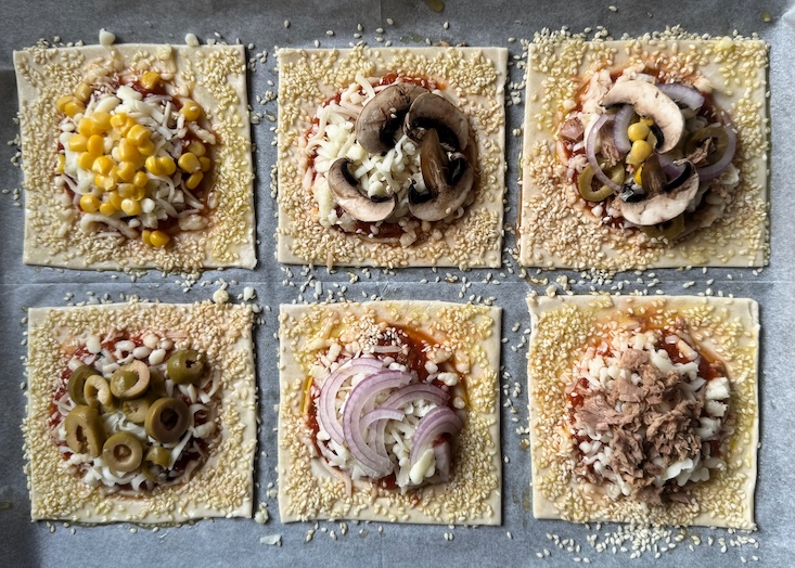 מניחים כף רוטב פיצה, גבינת מוצרלה ומעל איזו תוספת שרוצים.