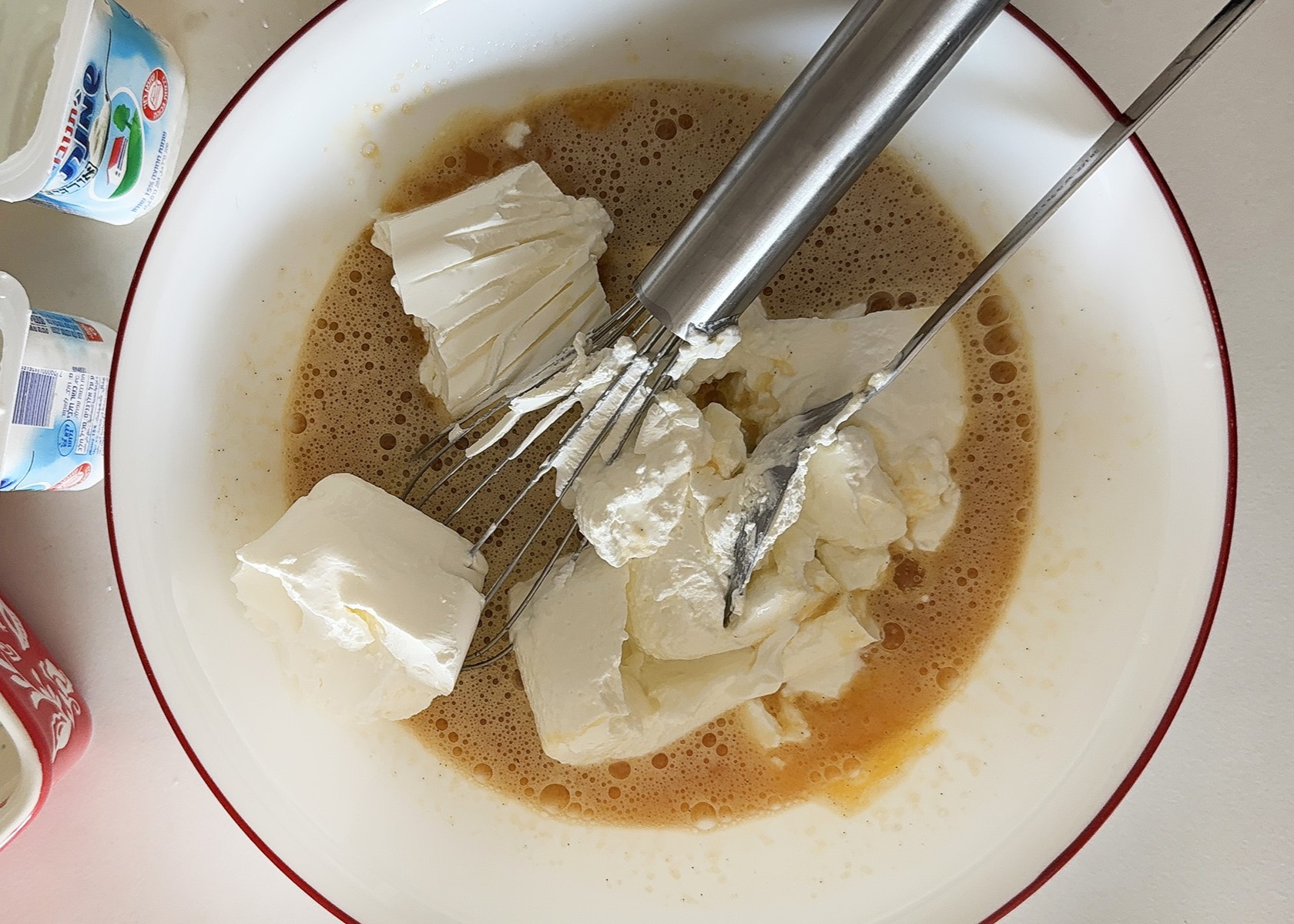 שלב הכנה: מוסיפים את הרכיבים לקערה ומערבבים