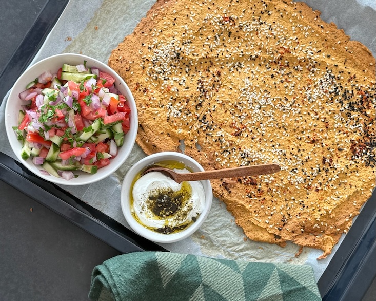 שלב אחרון - הגשה: שוברים או חותכים למלבנים ומגישים עם סלט וגבינות.