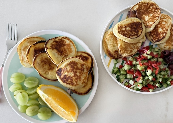 מטגנים מ-2 הצדדים עד הזהבה ומגישים מתוק או מלוח, עם סלט ירקות וגבינה לבנה או פירות ומייפל.