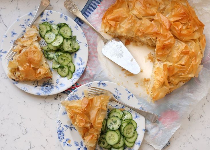 מגישים פשטידת כרובית לצד סלט מלפפונים.