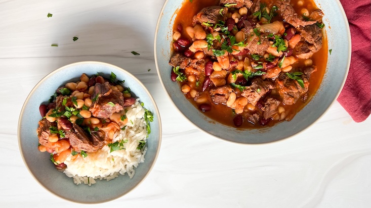 מגישים את הבשר לצד אורז