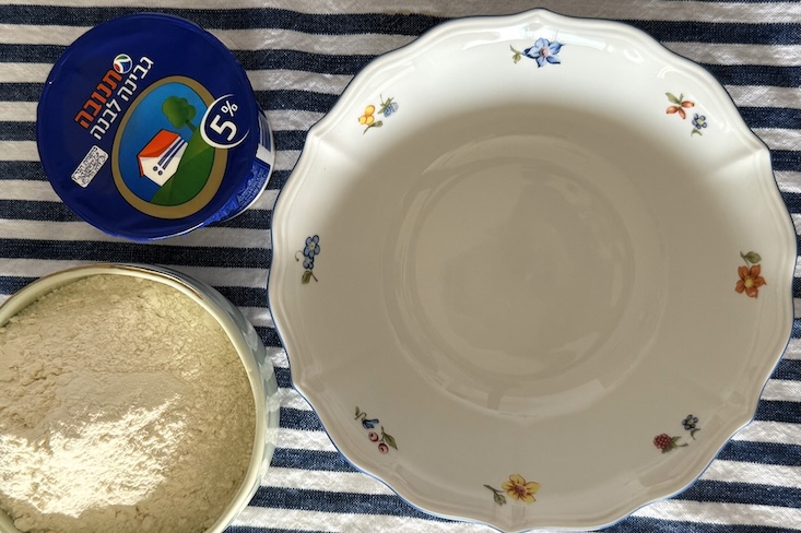 שלב 1 מצרכים: קמח, גבינה לבנה וקערה ריקה.