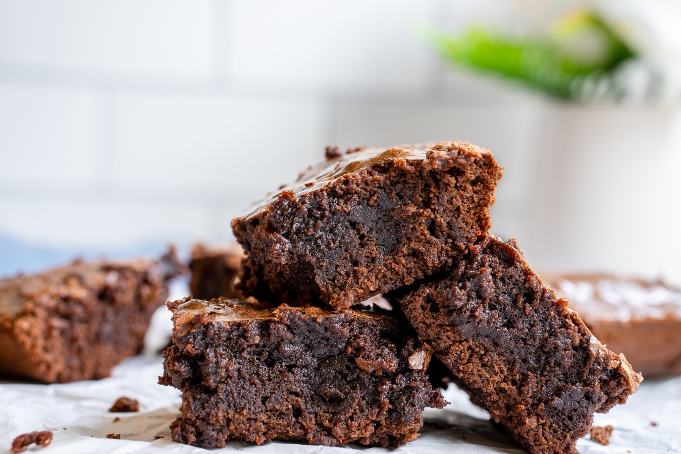 חתיכות בראוניז על נייר אפייה