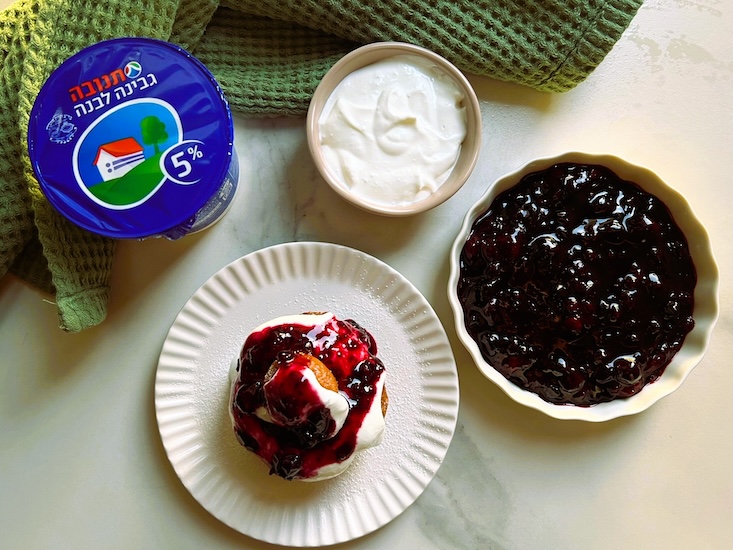 פפנאש – סופגניות גבינה לבנה רומניות עם שמנת חמוצה ורוטב פירות יער.