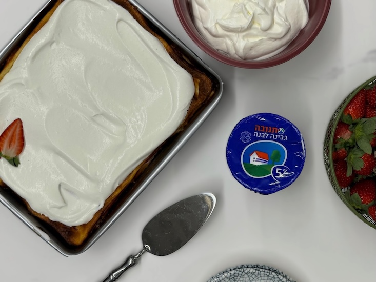 לאחר הקירור מצפים את העוגה בקצפת, ומקשטים בפרוסות תותים טריים להגשה.