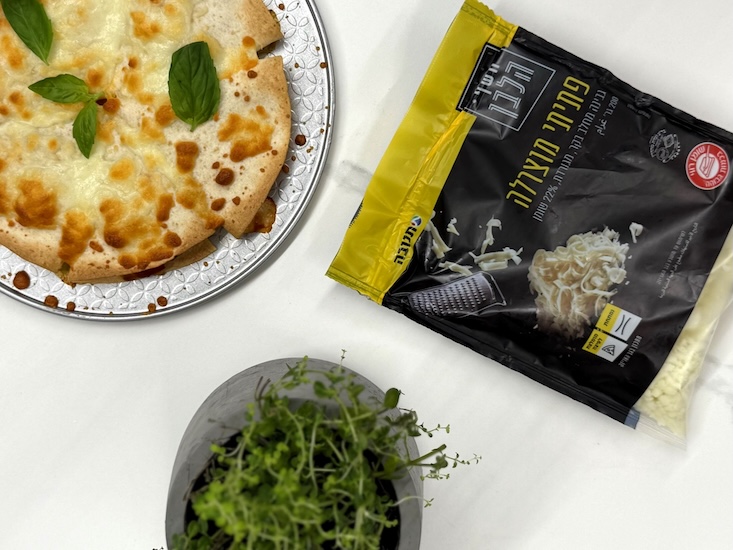 משולשי טורטייה פיצה בקיפול חדשני לצד גבינת מוצרלה פתיתים של השף הלבן.