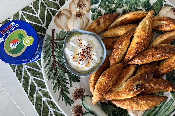 פרעצל מבצק גבינה, לצד מטבל גבינה לבנה.