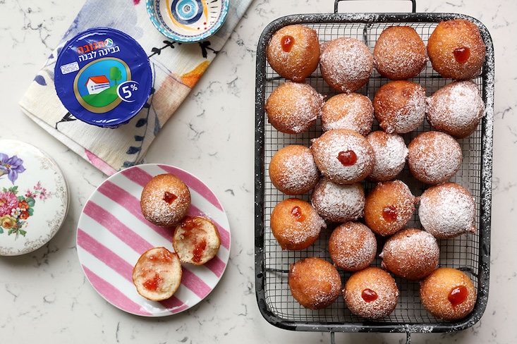 סופגניות גבינה לבנה עם מילוי תות וציפוי אבקת סוכר.