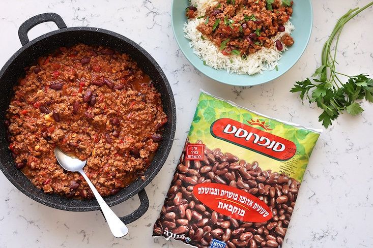 צ׳ילי קון קרנה עם שעועית שחורה קפואה של סנפרוסט, לצד תוספת אורז.