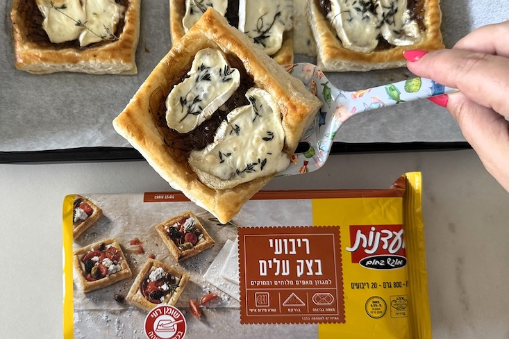 קוביות של בצק עלים מעדנות, עם ריבת בצל, קממבר וטימין למעלה.