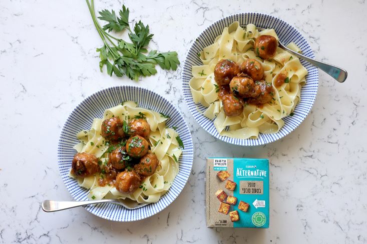 קציצות טופו עם בצל מקורמל עם פסטה