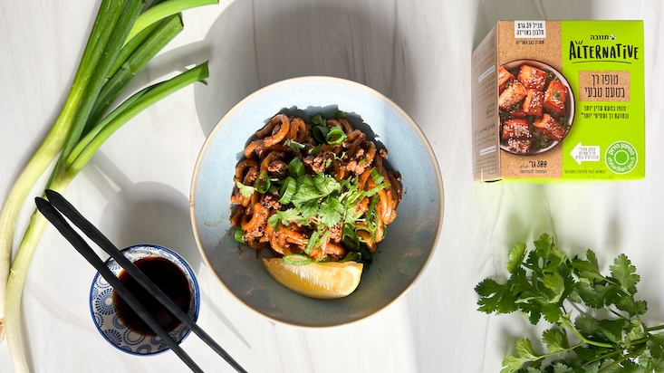 נודלס ברוטב סויה כהה, עם טופו רך אלטרנטיב