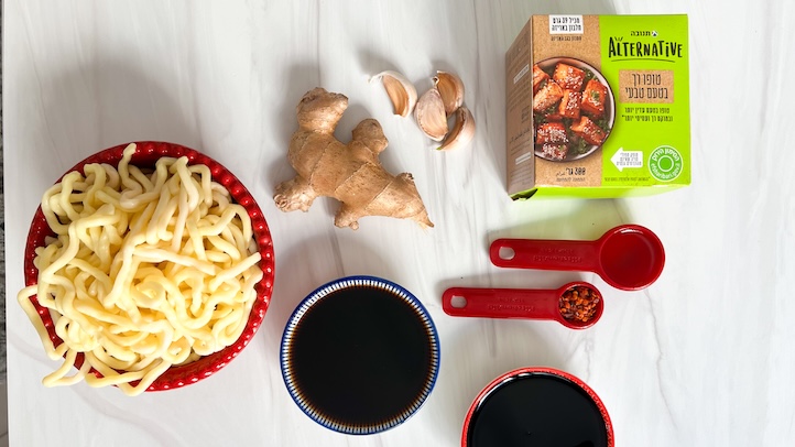 שלב 1 מוצרים: טופו רך, נודלס, שורש גינגר וצ׳ילי גרוס.