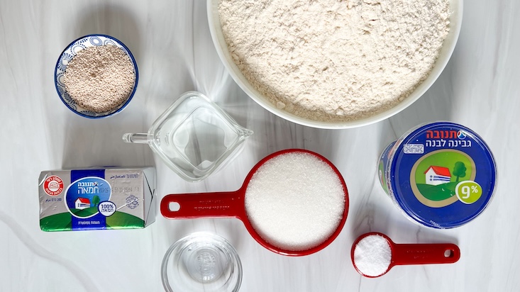 שלב 1 מצרכים: חמאה, גבינה לבנה, סוכר, מים ושמרים.