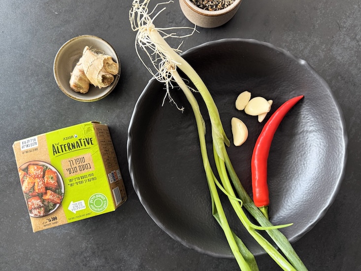 קערה עם שום, צילי אדום, טופו ג'ינג'ר ועוד.