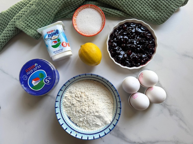 שלב 1 מצרכים: ביצים, שמנת חמוצה תנובה, גבינה לבנה תנובה, לימון שלם, סוכר וקמח.